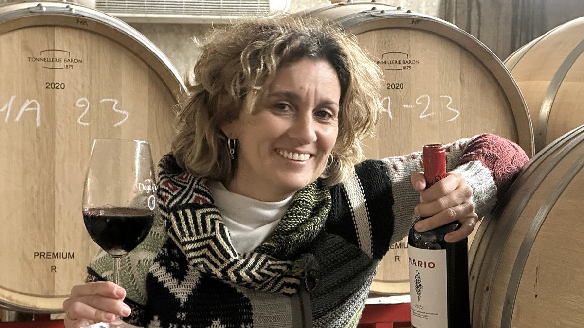 Un primer plano de Clara rodeada de duelas francesas, que son su armadura de roble, en su nave de crianza en Quintanilla de Onesimo.