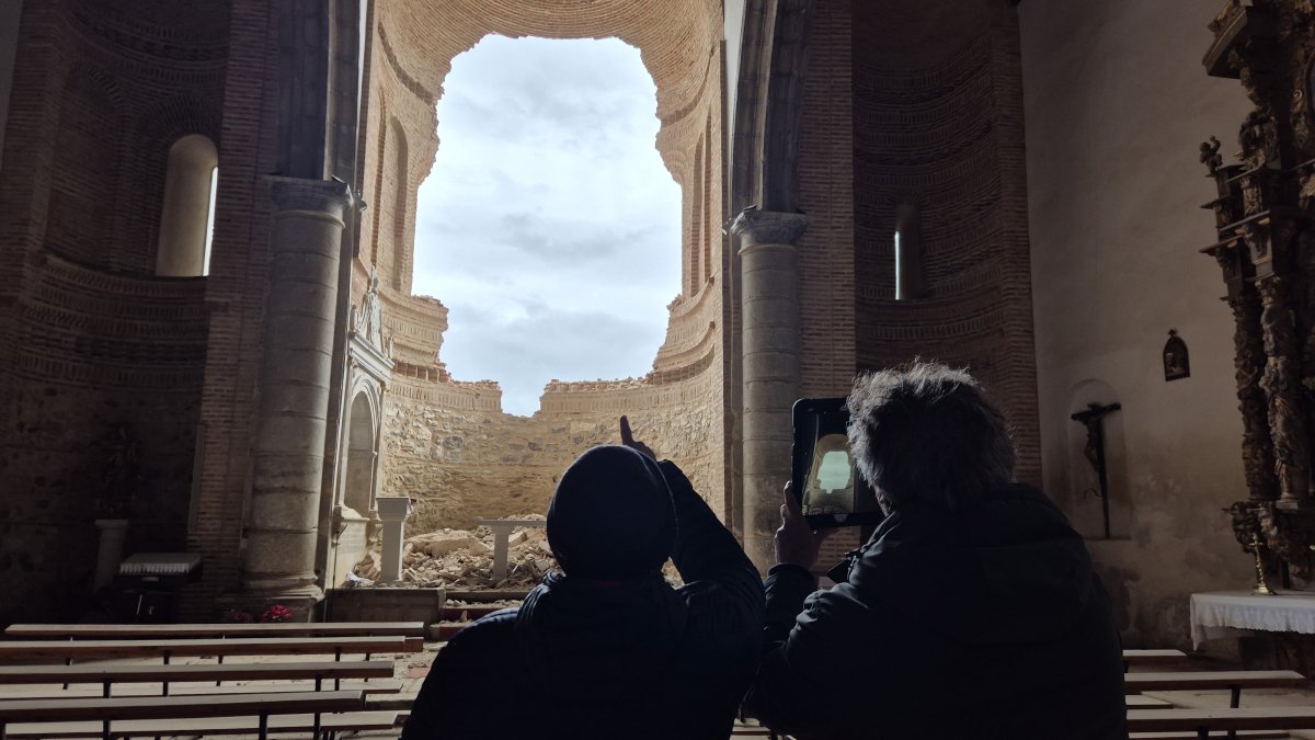 Los técnicos y peritos visitan la Iglesia Parroquial de Santa María del Castillo, en Muriel de Zapardiel
