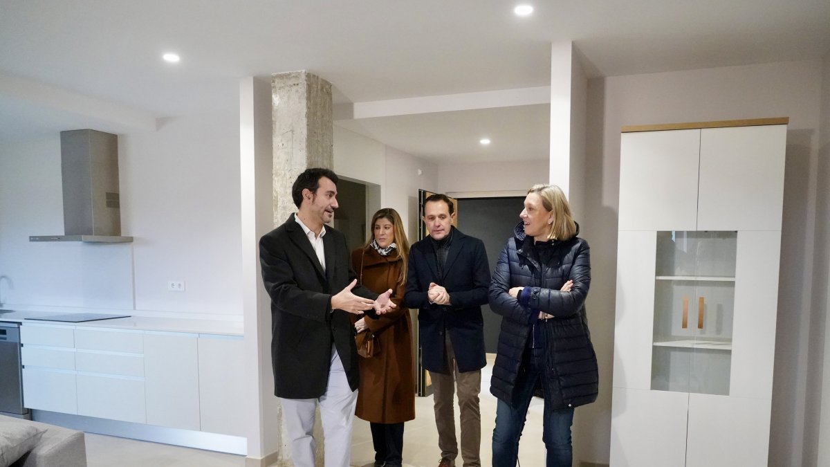 La vicepresidenta de la Junta de Castilla y León, Isabel García Blanco, visita el proyecto ‘Viviendas en Red’. Acompañada por el presidente de la Diputación de Valladolid, Conrado Íscar.