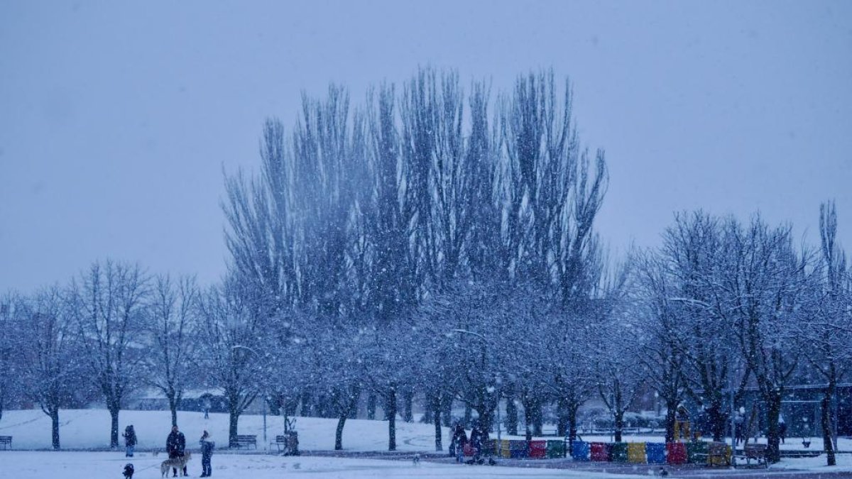 Nieve en la zona del lago en Laguna de Duero.