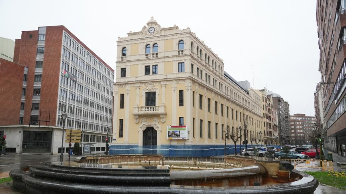 Antigua sede de Hacienda en la plaza de Madrid, ahora reconvertida en Consejería de Familia