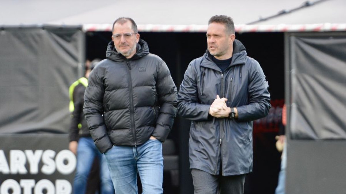 Tevenet, a la derecha, junto a José Juan, técnico del Ceuta.