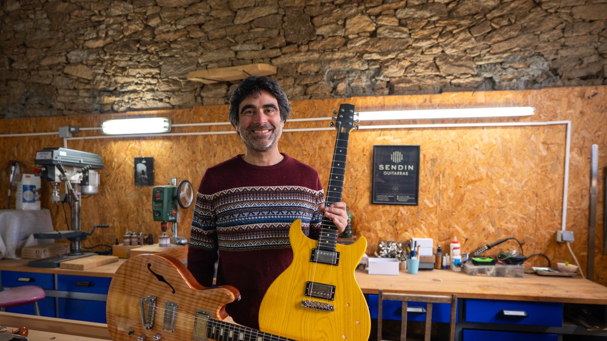 Javier, con una de sus guitarras en el mirador de Pereña sobre los cañones del Duero.