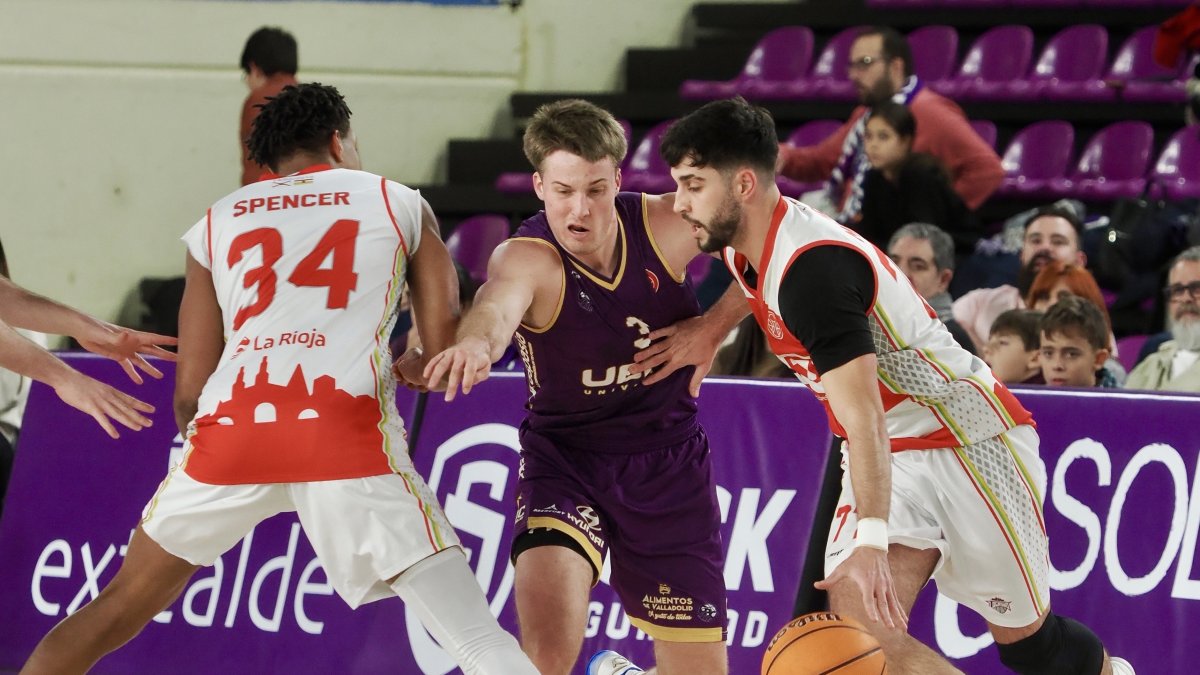 Haney intenta penetrar entre dos jugadores del Logrobasket.