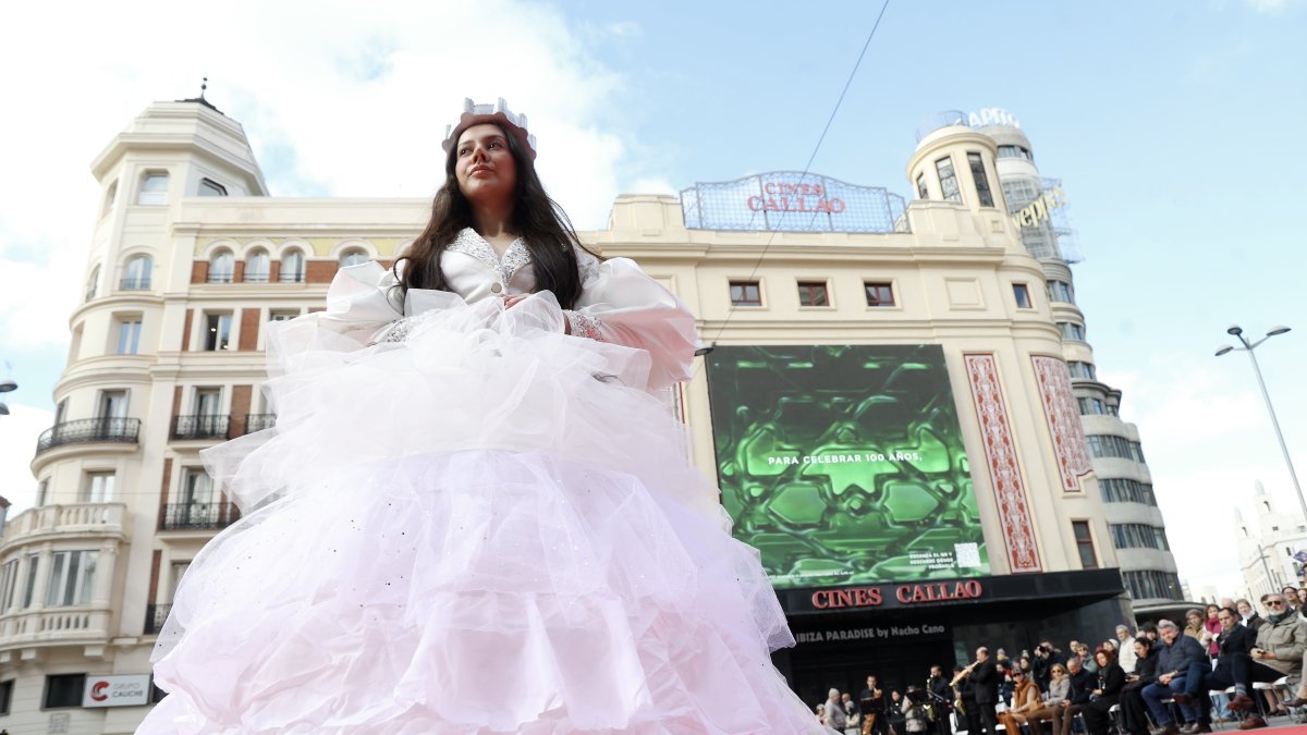 Desfile de los 13 vestidos de Rosana Largo en la plaza de Callao, en Madrid.