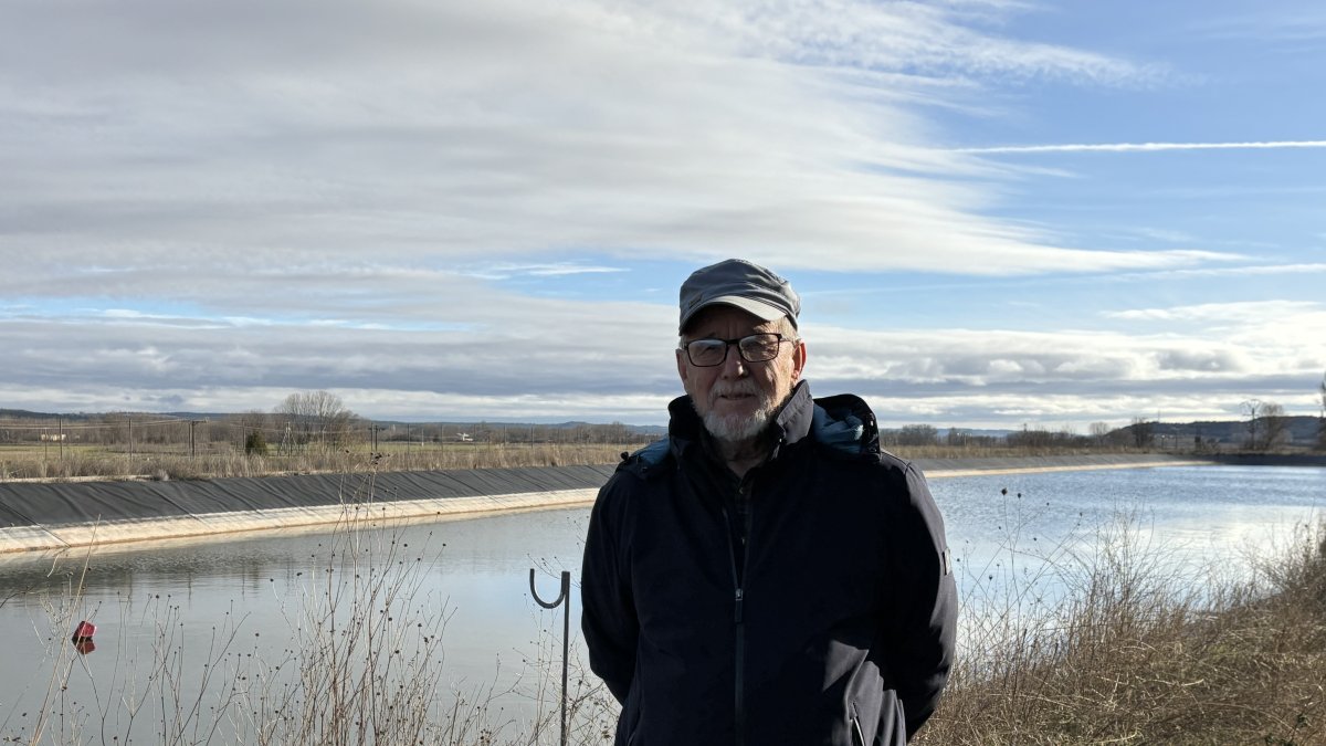 Rufino García posa junto a una de las cuatro balsas de agua.