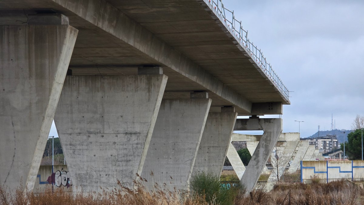 Tramos del inacabado viaducto de los tramposos de la variante de mercancías.