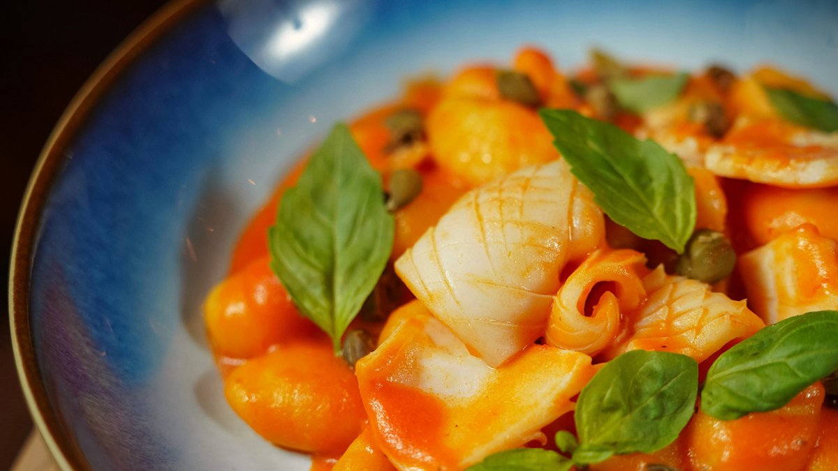 ÑOQUIS CON CALAMAR EN SALSA ROJA