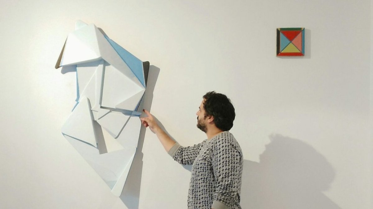 Carlos Cartaxo junto a una de sus obras en una exposición pasada