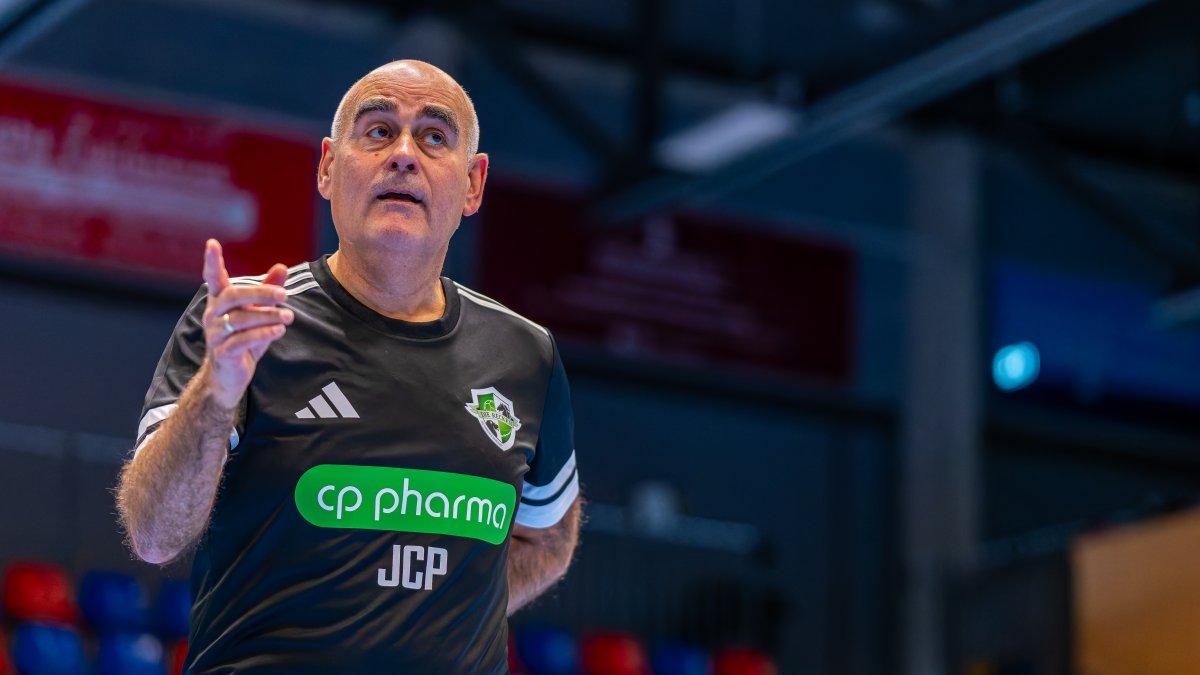 Juan Carlos Pastor corrige a sus jugadores en un entrenamiento con el Hannover.