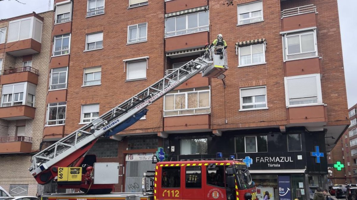 Intervención de los bomberos en la calle Tórtola 15.