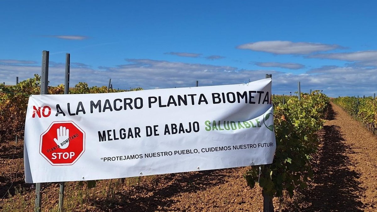 Pancarta en protesta por la macroplanta de biometanoproyectada en Melgar de Abajo (Valladolid)