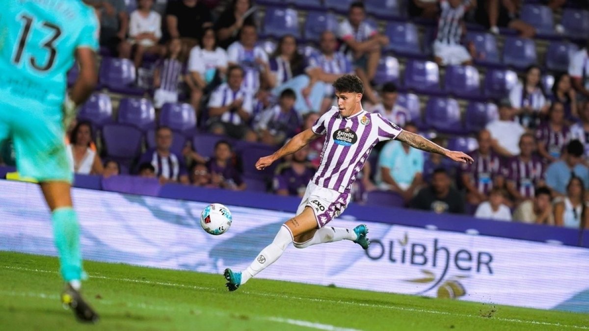 Trilli se dispone a chutar en el primer partido de Liga, frente al Ceuta.