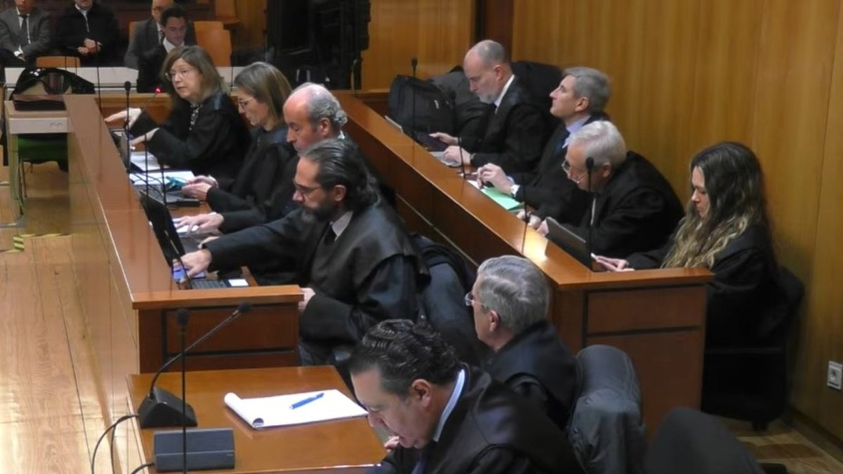 La abogada de la Junta, cuarta en el primero de los dos bancos, durante el juicio de la trama eólica.