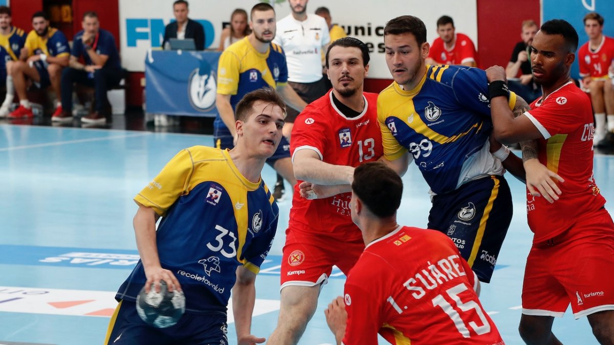 Pablo Herrero busca hueco para el tiro en el partido ante el Huesca.