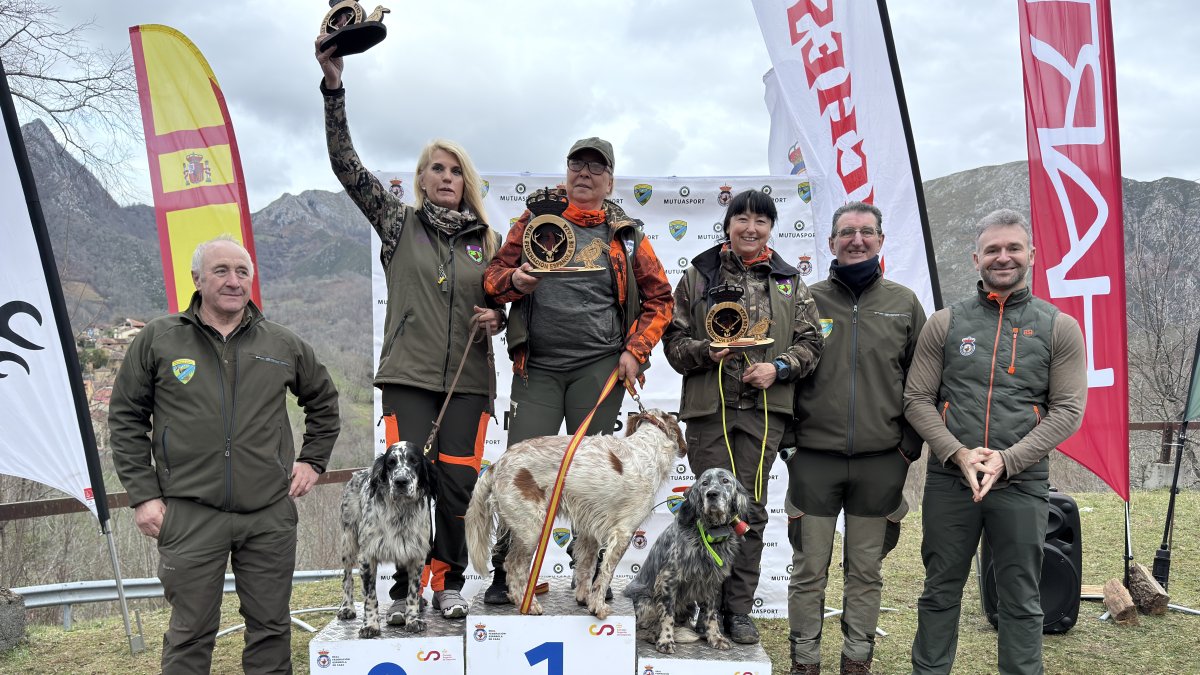 Pódium nacional femenino, con Eva Rius, subcampeona y Mónica Ojeda, tercera y escoltando a Lola Abellán.