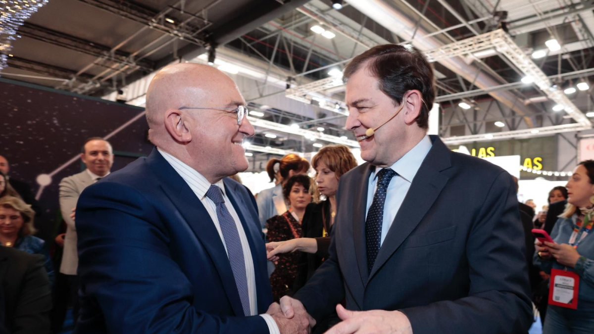 El alcalde de Valladolid, Jesús Julio Carnero, y el presidente de la Junta, Alfonso Fernández Mañueco, en Fitur.
