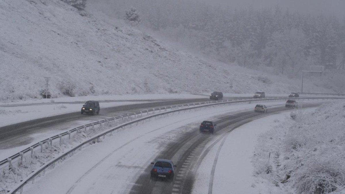 La carretera CL-631 entre Ponferada y Villablino (León), afectada por el temporal de nieve