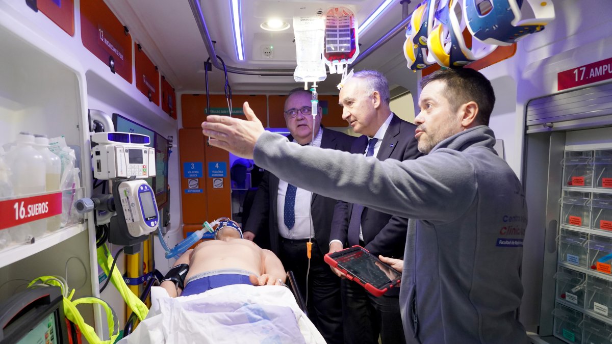 Alejandro Vázquez y Antonio Largo, esta mañana, en la ambulancia del CSCA