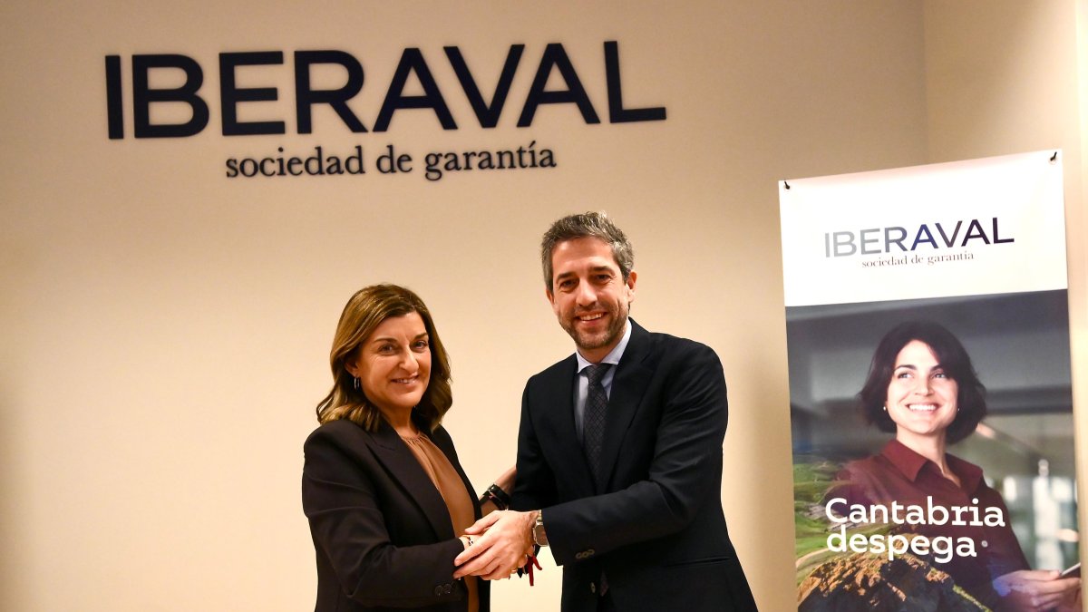 La presidenta de Cantabria, María José Sáez, y el presidente de Iberaval, César Pontvianne durante la inaguración de la nueva sede de Iberaval