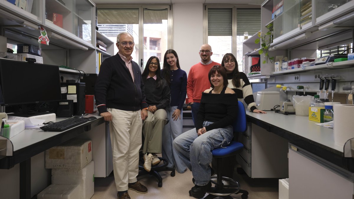 Javier de las Rivas junto con su grupo del CIC.