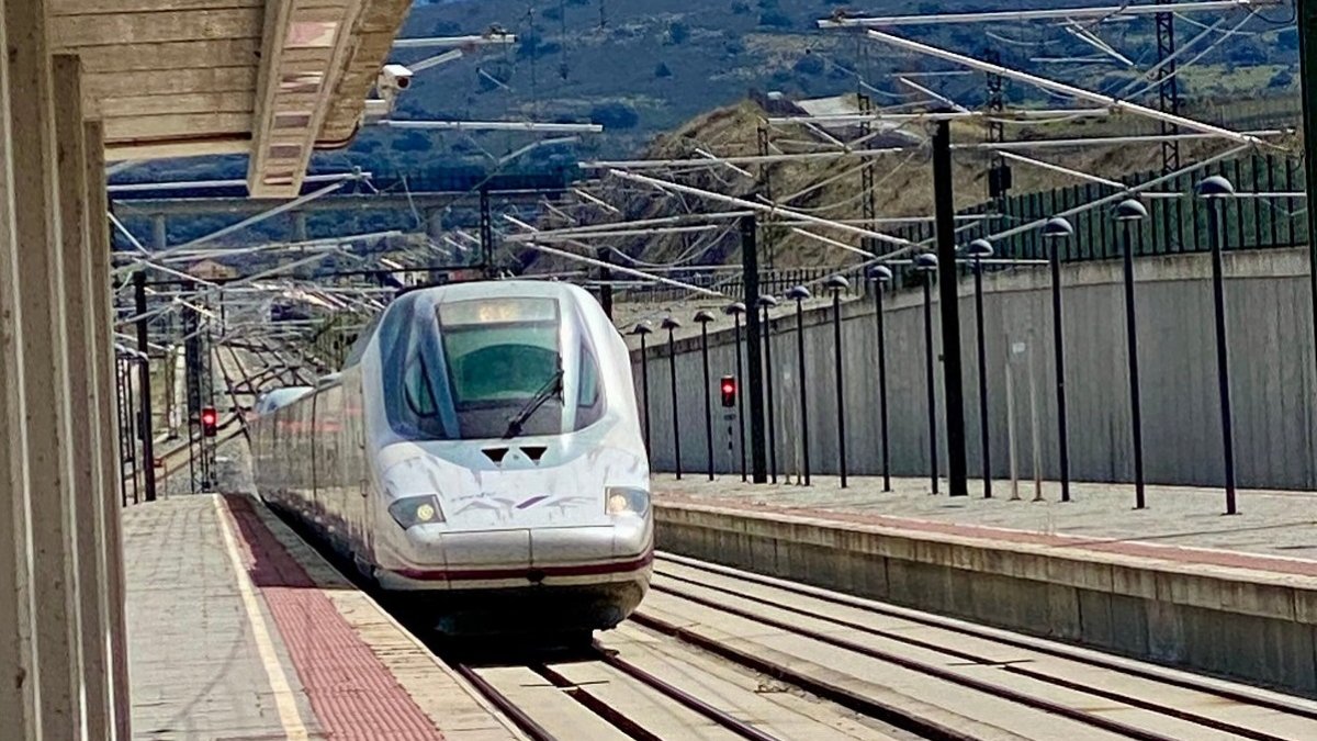 Tren de alta velocidad en la línea Valladolid, Segovia y Madrid.