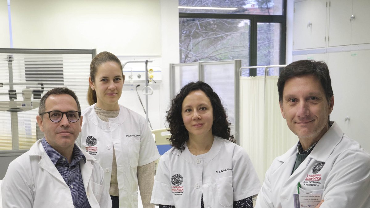 El profesor del Departamento de Enfermería y Fisioterapia, José Ignacio Recio Rodríguez, junto a su equipo de investigación.