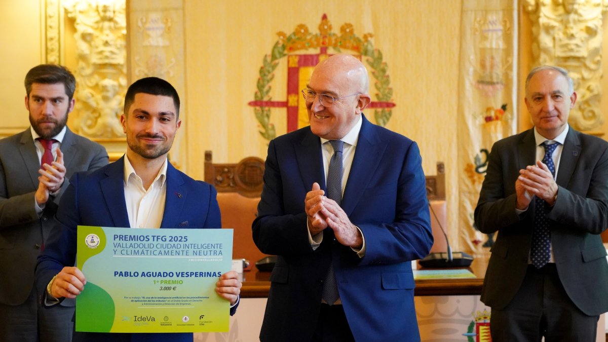 Carnero, acompañado de Blanco y Largo, durante la entrega de premios.