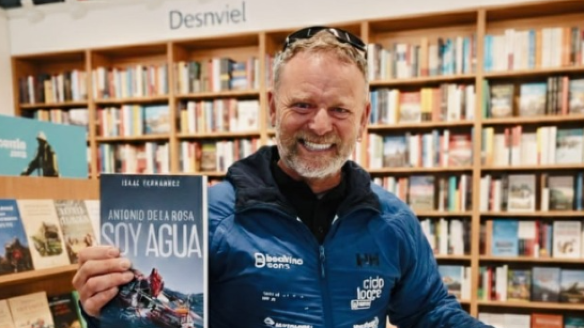 Antonio de la Rosa con su libro 'Soy agua'