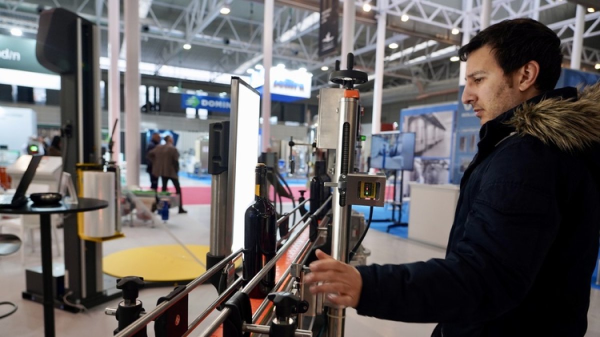 Un visitante observa uno de los artículos expuestos en las ferias Agrovid y SIEB.