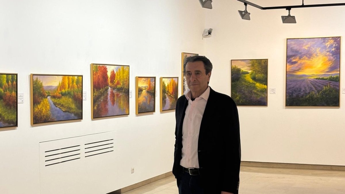 Julio Arranz, junto a sus óleos en la Diputación de Valladolid