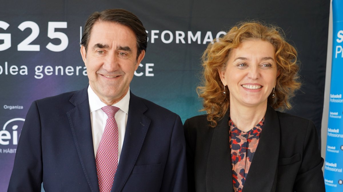 El consejero de Medio Ambiente, Vivienda y Ordenación del Territorio, Juan Carlos Suárez-Quiñones, clausura la asamblea de AEICE ‘La visión desde la Administración Pública’.