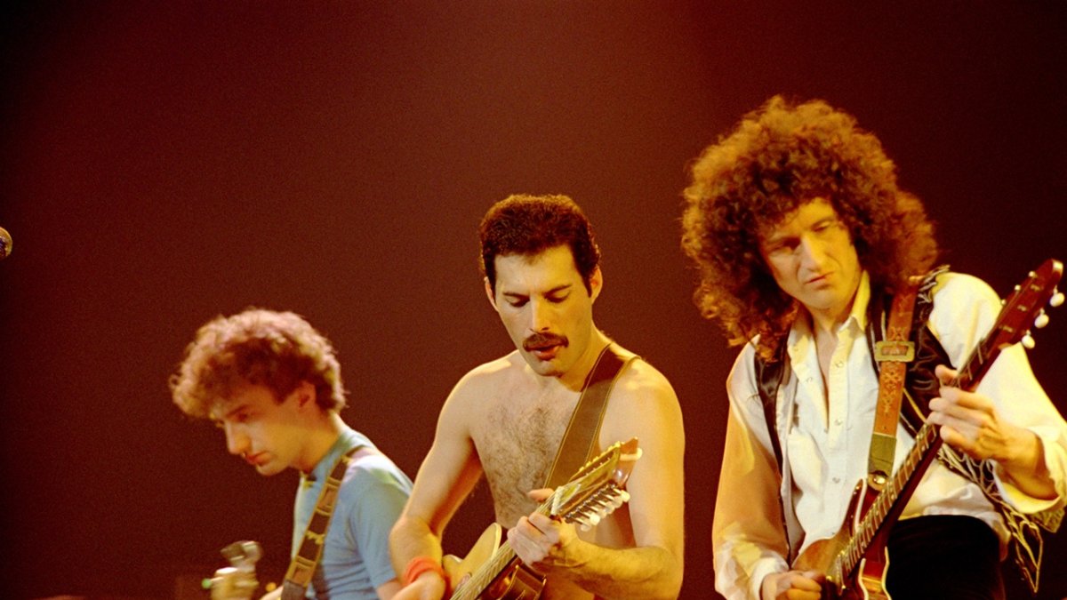 Deacon, Mercury y May en un fotograma de la película