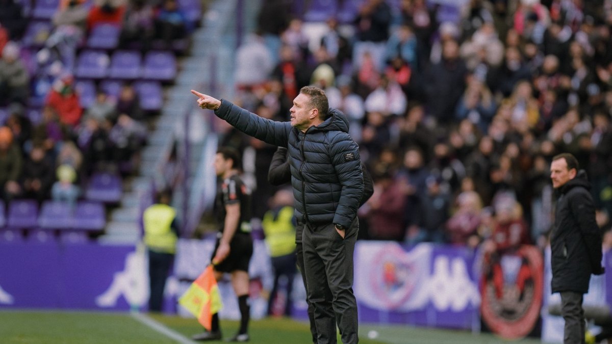 Tevenet hace una indicación durante el partido frente al Albacete.