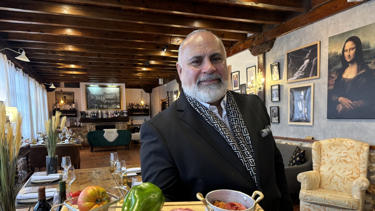 Morón Inició su carrera en América, especialmente en el Caribe, antes de trasladarse a España, donde estuvo trabajando cerca de 14 años en Barcelona.