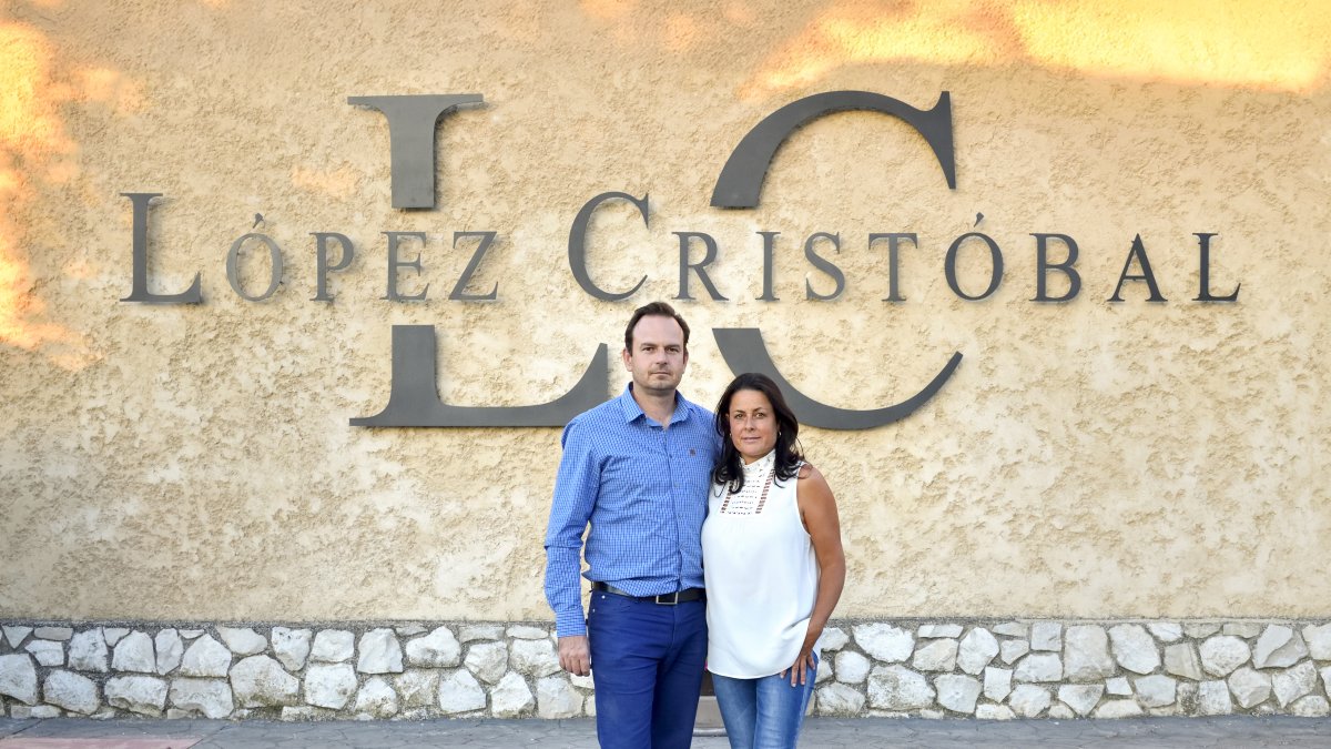 Galo López Cristóbal y Cristina Rodero posan enfrente de la bodega