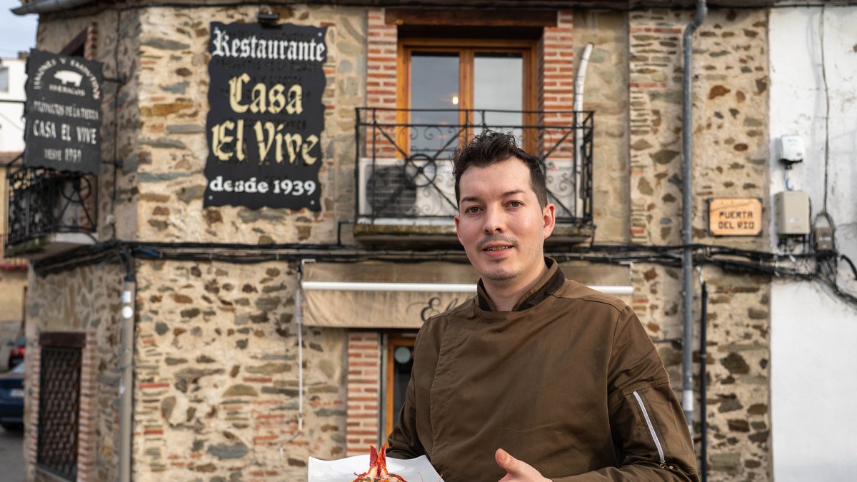 Cristian, con el edificio del restaurante familiar a su espalda