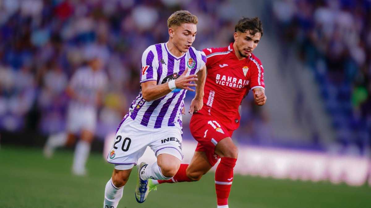 Chuki y Kevin Medina pugnan por un balón en el Real Valladolid-Córdoba de la primera vuelta (0-0).