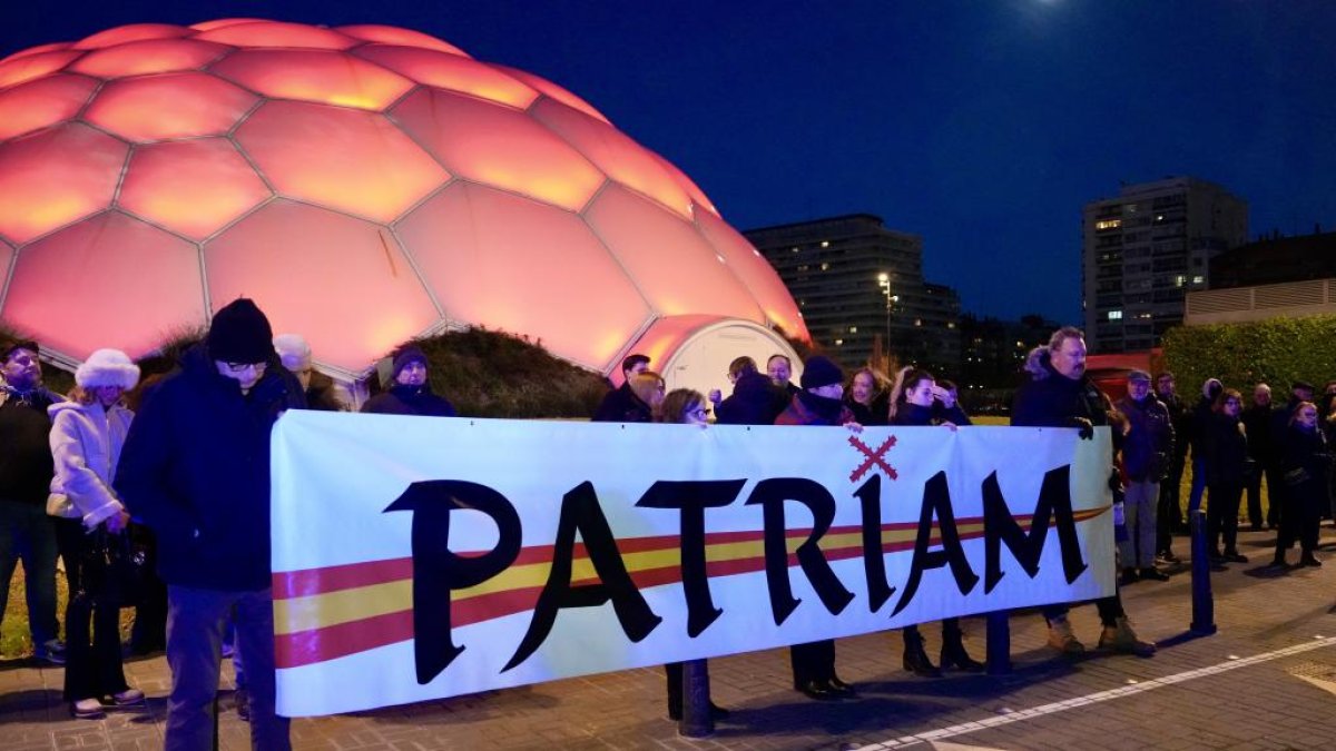 Concentración de Patriam contra Óscar Puente frente a la Subdelegación del Gobierno