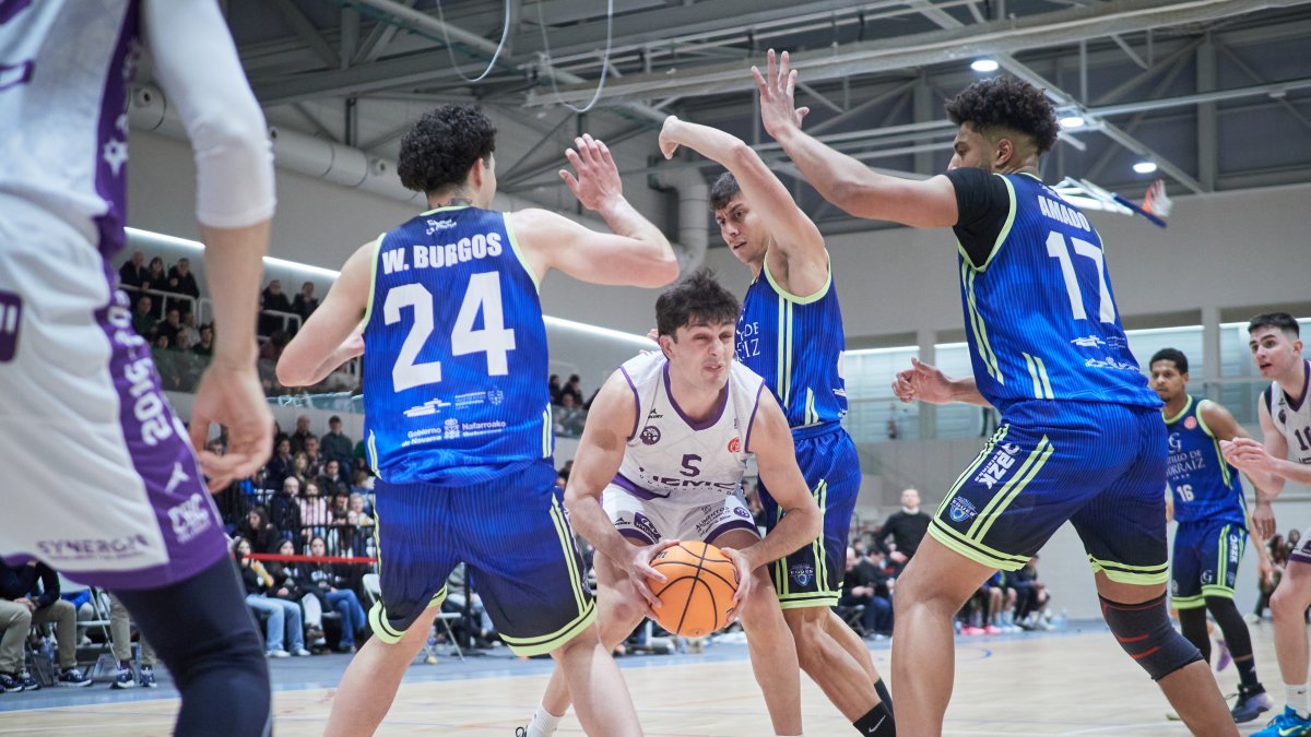 Juangar, con el balón entre los defensores del Castillo de Gorraiz.