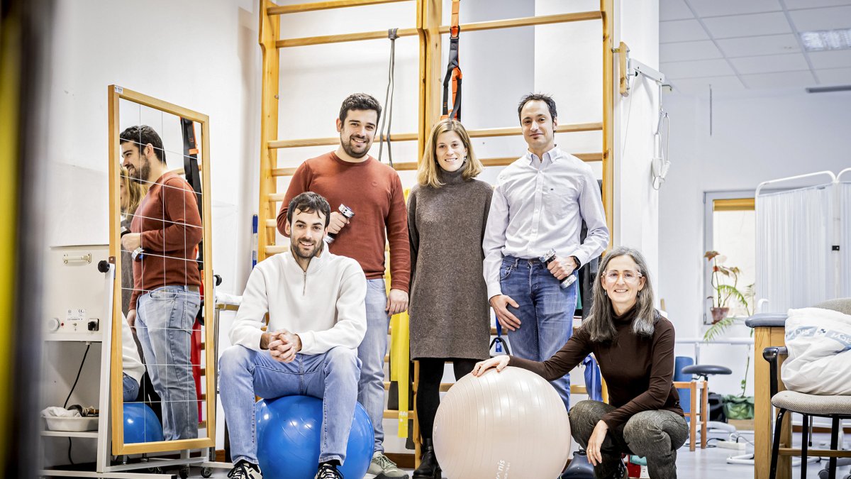 Héctor Hernández, a la derecha de pie, acompañado de compañeros de la Facultad de Ciencias de la Salud que han colaborado en el estudio