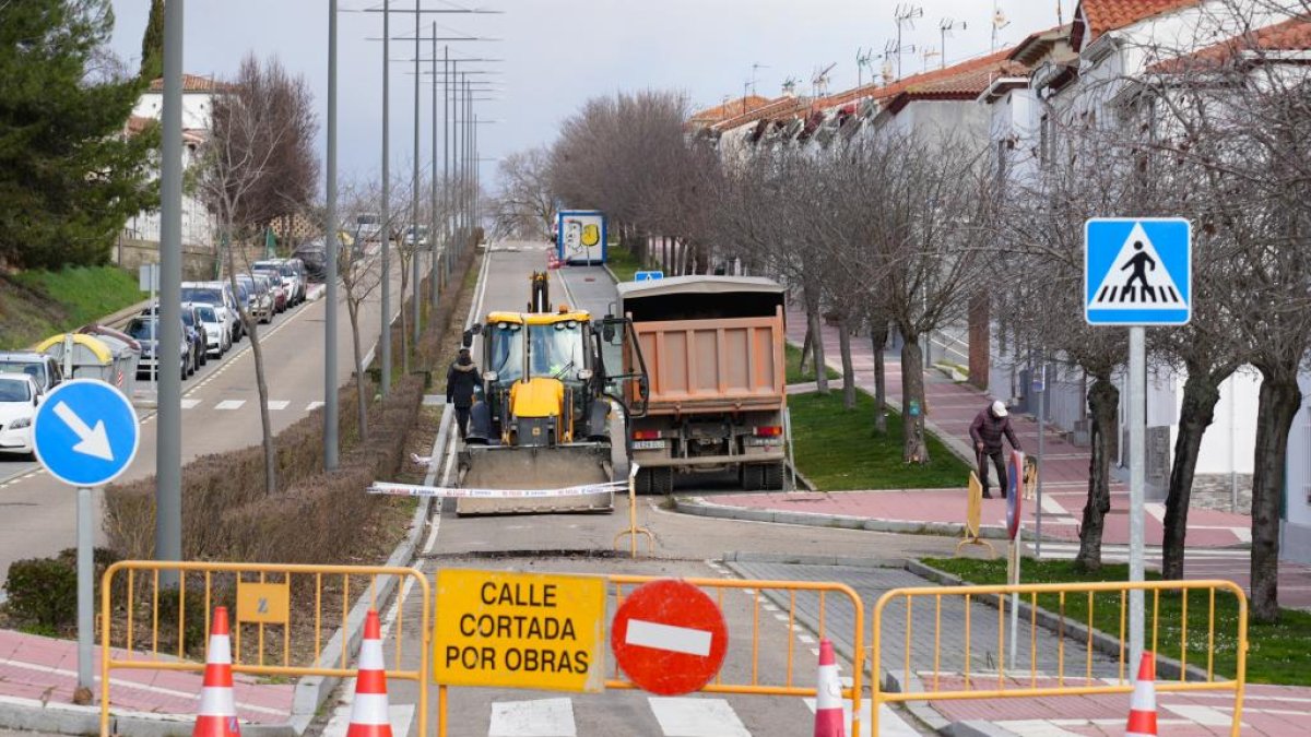Corte de tráfico en la avenida de Las Contiendas por las obras de pavimentación