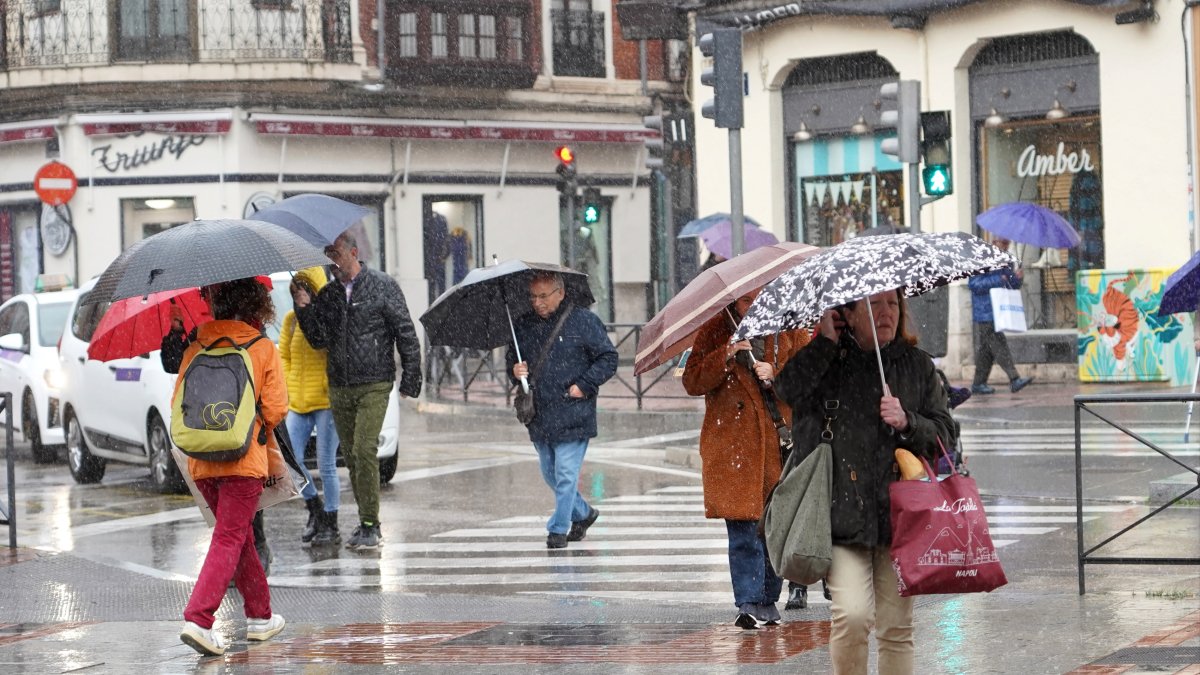 Viandantes bajo la lluvia en Valladolid, en una imagen de archivo.