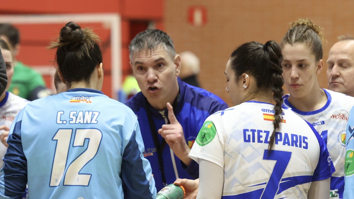 Salva Puig habla con sus jugadoras en el último partido en Elda.