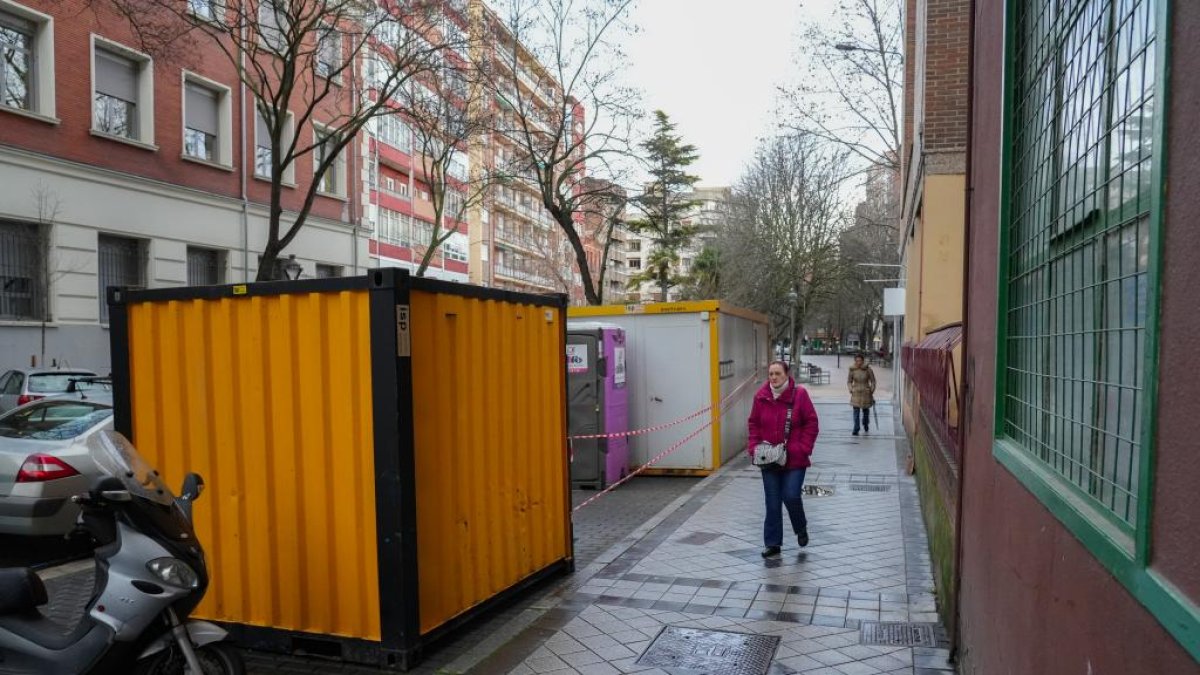 Casetas de obra, situadas en la calle Maldonado, junto a la plaza de San Juan, donde se colocarán los arcos.