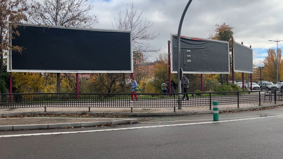 Vallas publicitarias, en negro y sin publicidad en Valladolid.