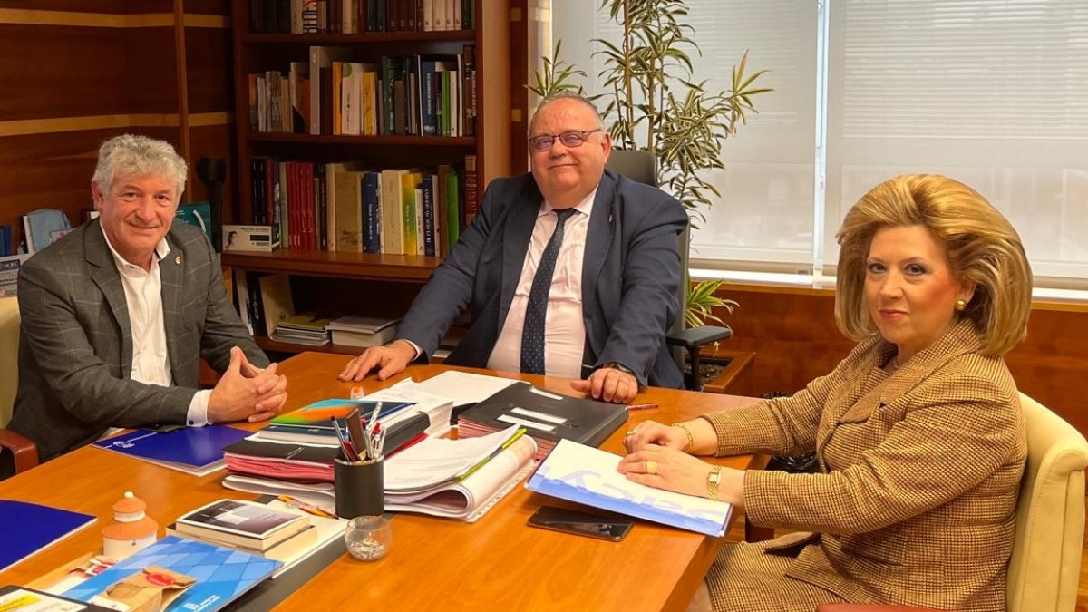 Sarbelio Fernández, Alejandro Vázquez y Violeta Martínez durante la reunión.