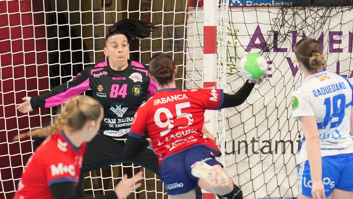 Lucía Laguna lanza ante la portera del Caja Rural Marisol Carratú.