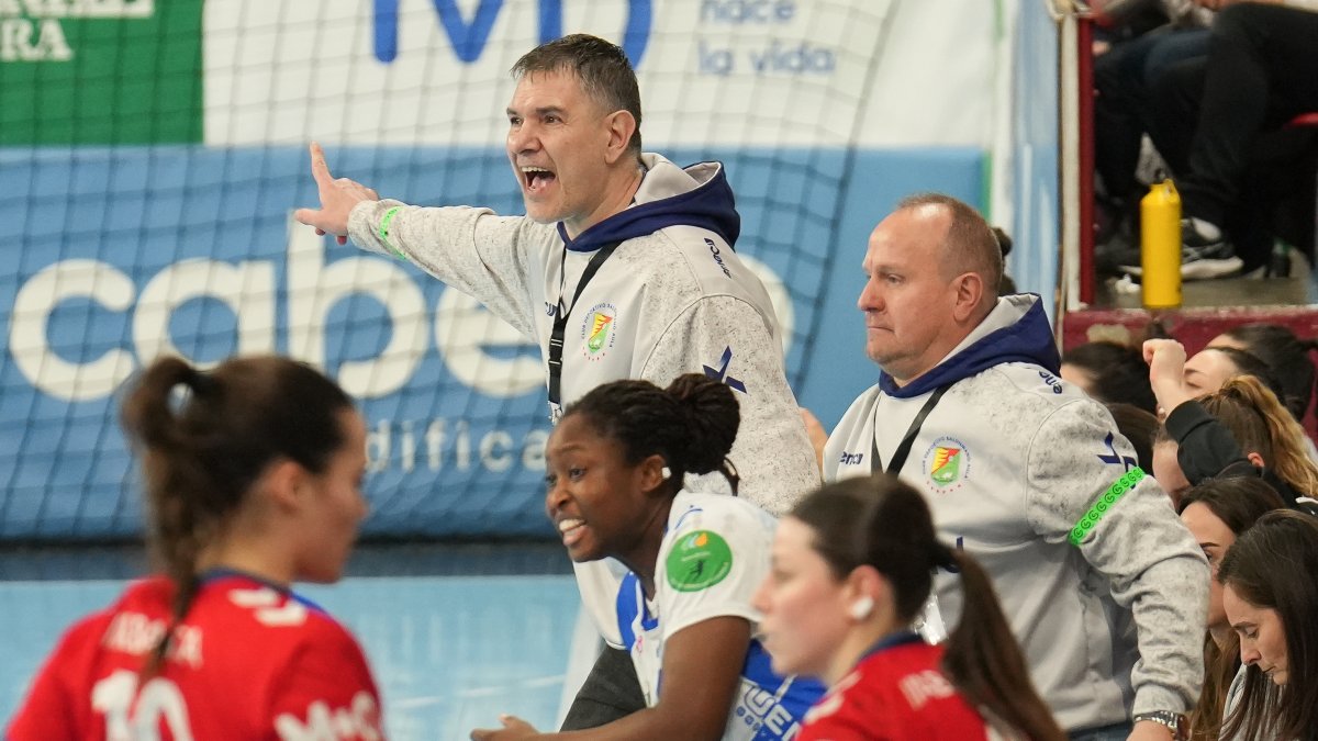 Salva Puig dando instrucciones durante el duelo copero ante Porriño.