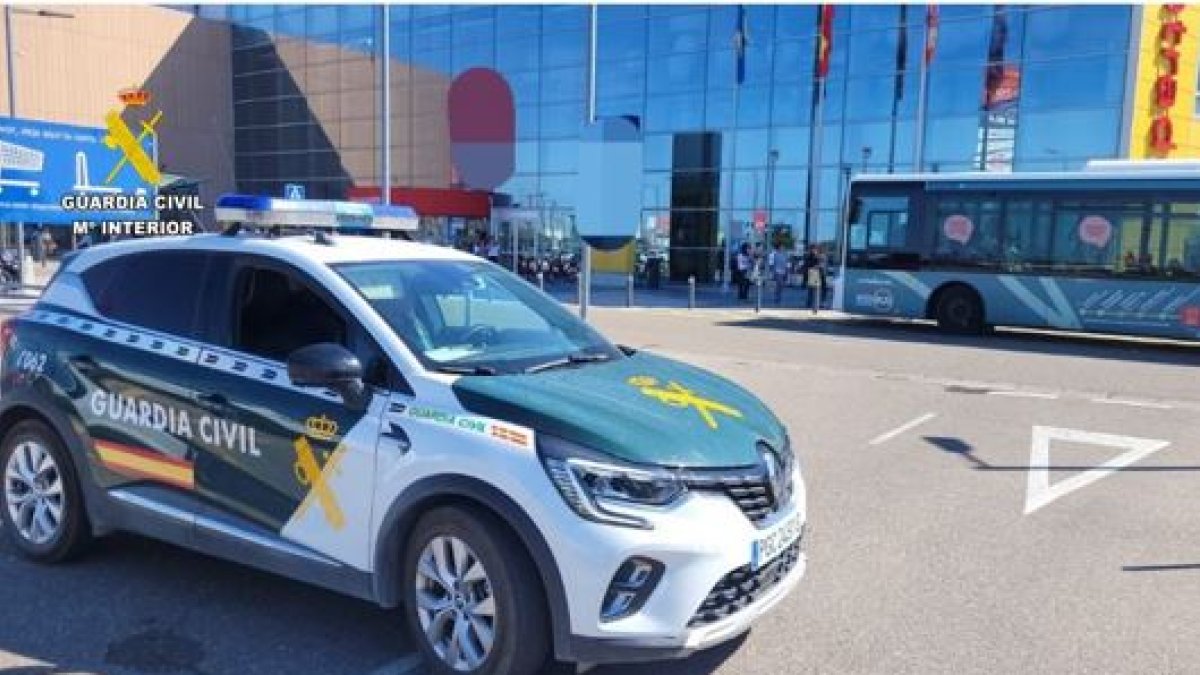 Guardia Civil frente a Río Shopping.